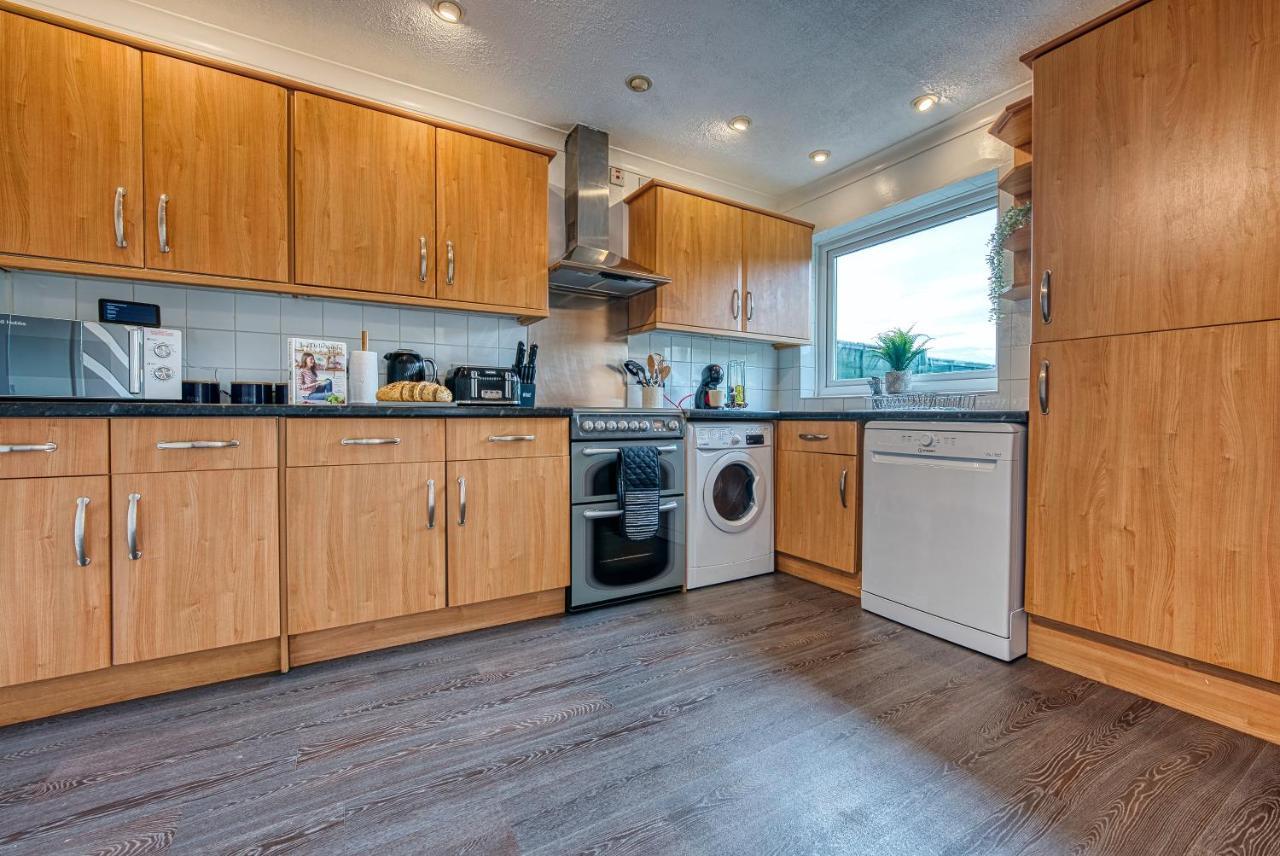3 Bedrooms, Space, Free Parking