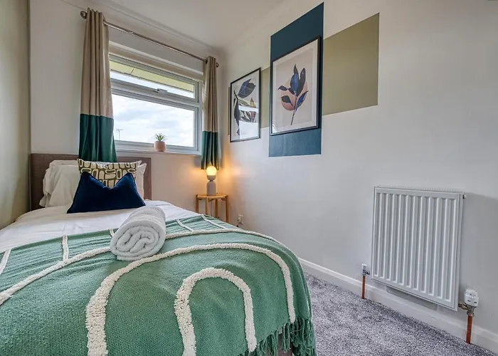 3 Bedrooms, Green Space, Free Parking