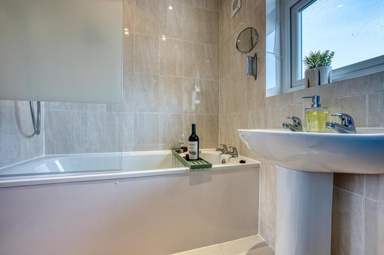 3 Bedrooms, Space, Free Parking Holiday home *