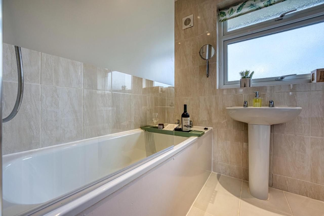 3 Bedrooms, Space, Free Parking Holiday home Cirencester