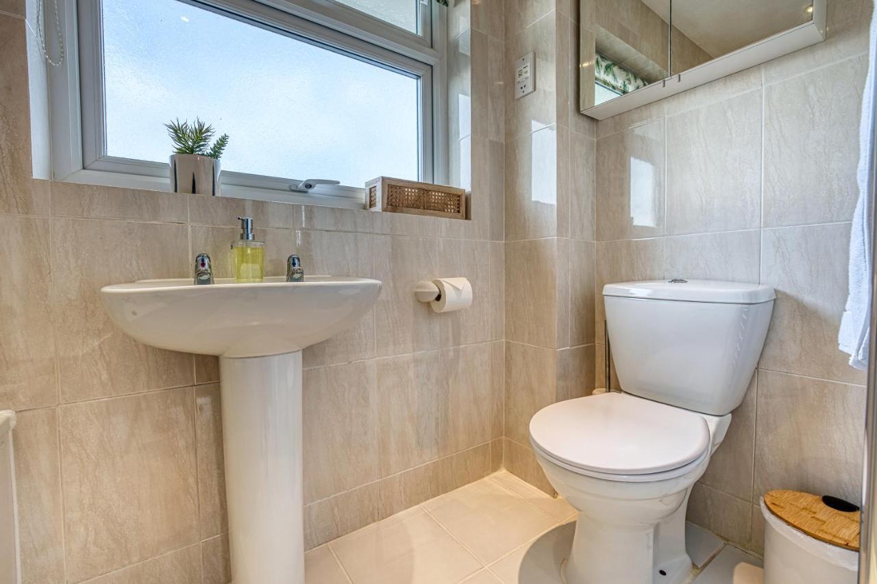 3 Bedrooms, Space, Free Parking